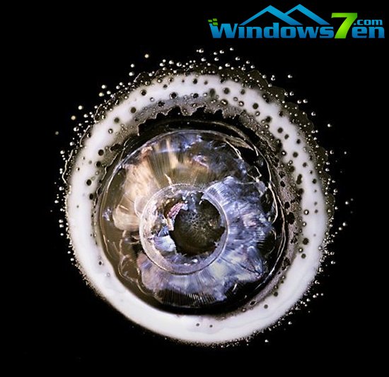 子弹撞击玻璃震撼瞬间：场景似星系爆炸